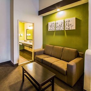 Queen Suite Mobility accessible